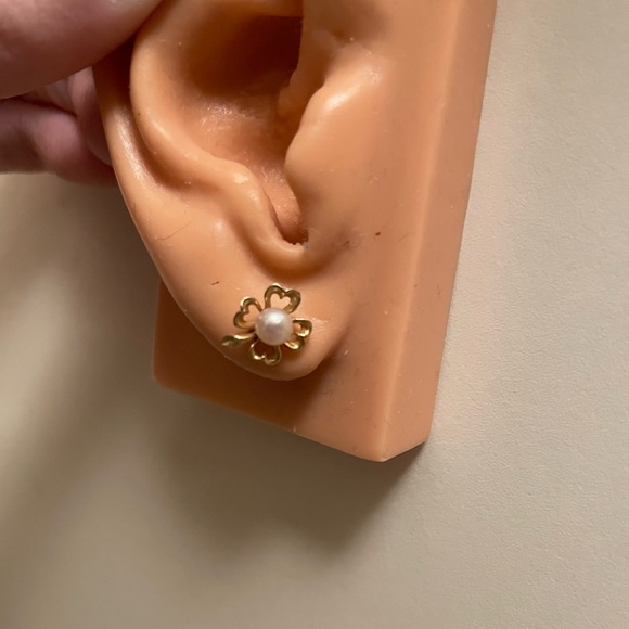 vintage 14kt solid yellow gold clover floral stud earrings with pearl center - Picture 6 of 7